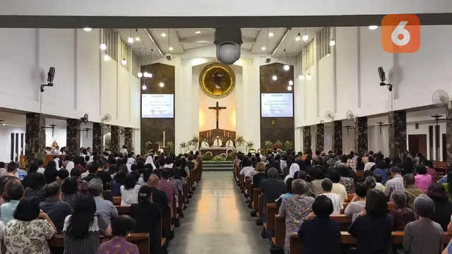 Umat Katolik Paroki St. Joseph Sukabumi menggelar Misa Requiem sebagai bentuk penghormatan dan doa bagi Bapa Suci Paus Fransiskus. (Liputan6.com/Fira Syahrin).