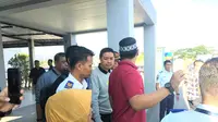 Dua Terpidana korupsi, mantan Walikota Kendari Adriatma Dwi Putra dan ayahnya Asrun, saat tiba di Bandar Udara Haluoleo Kendari, Rabu (7/11/2018).