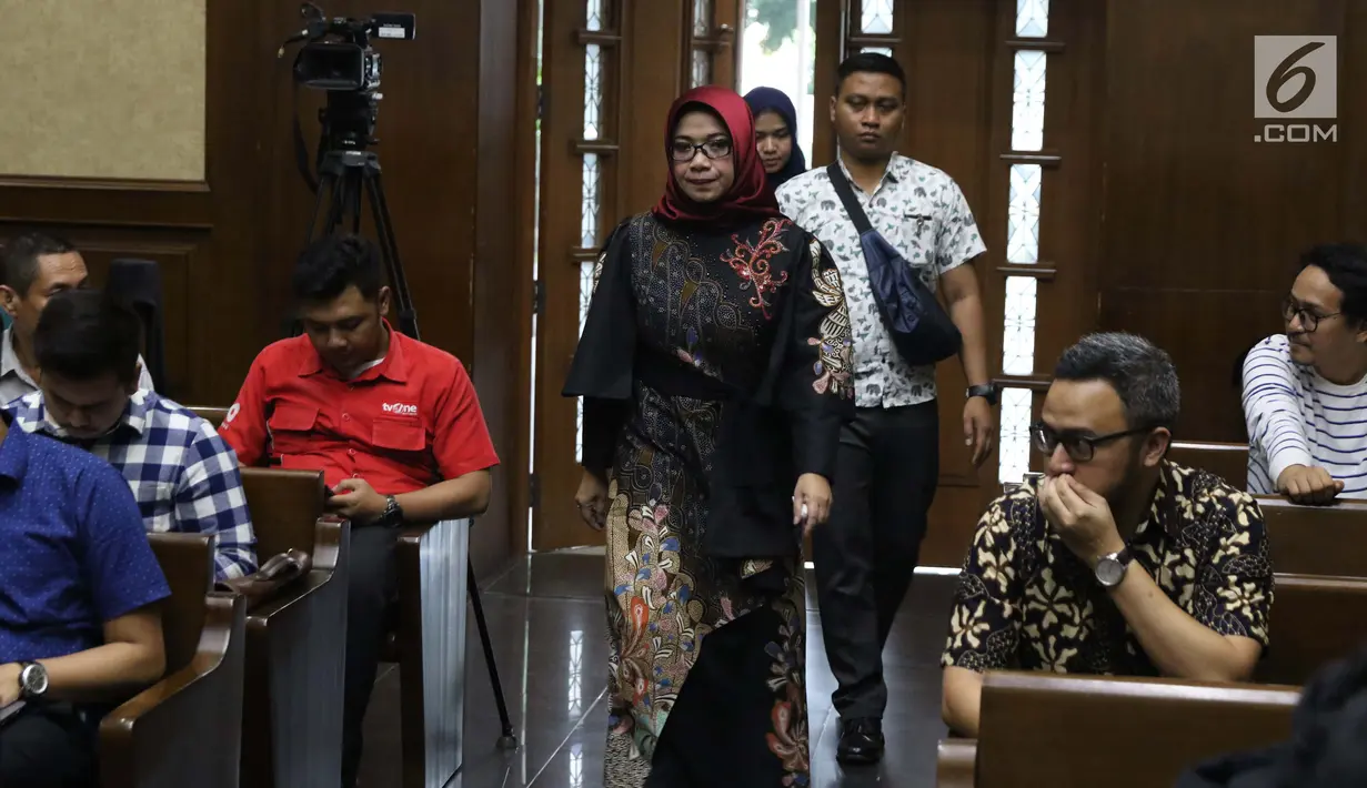 Terdakwa dugaan suap kesepakatan kontrak kerja sama pembangunan PLTU Riau-1, Eni Maulani Saragih bersiap menjalani sidang lanjutan di Pengadilan Tipikor, Jakarta, Selasa (22/1). Eni menjalani pemeriksaan terdakwa. (Liputan6.com/Helmi Fithriansyah)
