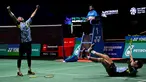 Selebrasi ganda putra Indonesia Fajar Alfian (kanan) dan Muhammad Rian Ardianto setelah membekuk wakil China dalam babak final Malaysia Open 2023 di Axiata Arena, Kuala Lumpur, Minggu (15/1/2023). (AFP/Mohd Rasfan)