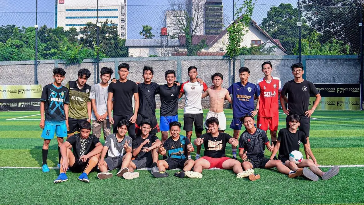 Rey Bong dan bintang Dari Jendela SMP main bola bersama (Foto: Instagram/@jefannathanio)