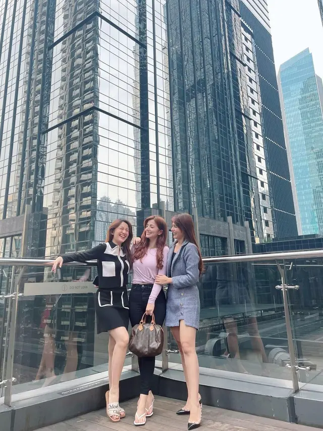 Potret kompak bintang Dewi Rindu di pekan terakhir syuting (Foto: Instagram/@indahnicole)