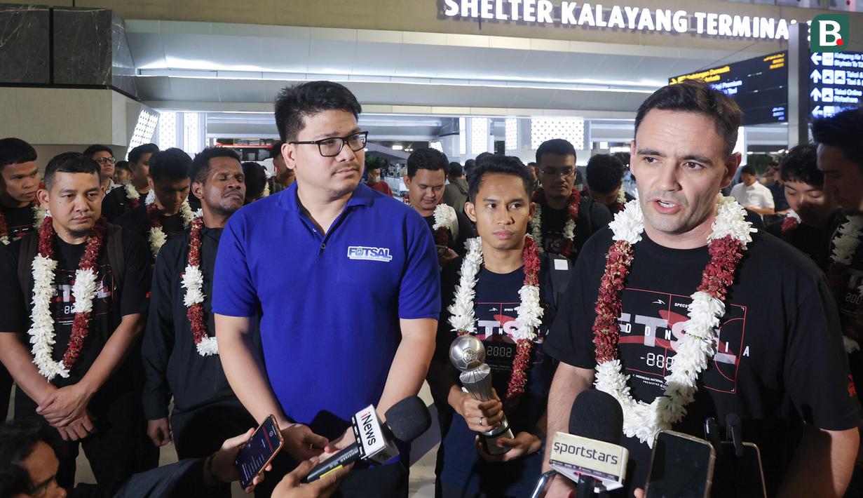 Pelatih Timnas Futsal Indonesia, Hector Souto, memberikan keterangan saat tiba di Terminal 3 Bandara Soekarno-Hatta, Tangerang, Senin (11/11/2024). (Bola.com/M Iqbal Ichsan)