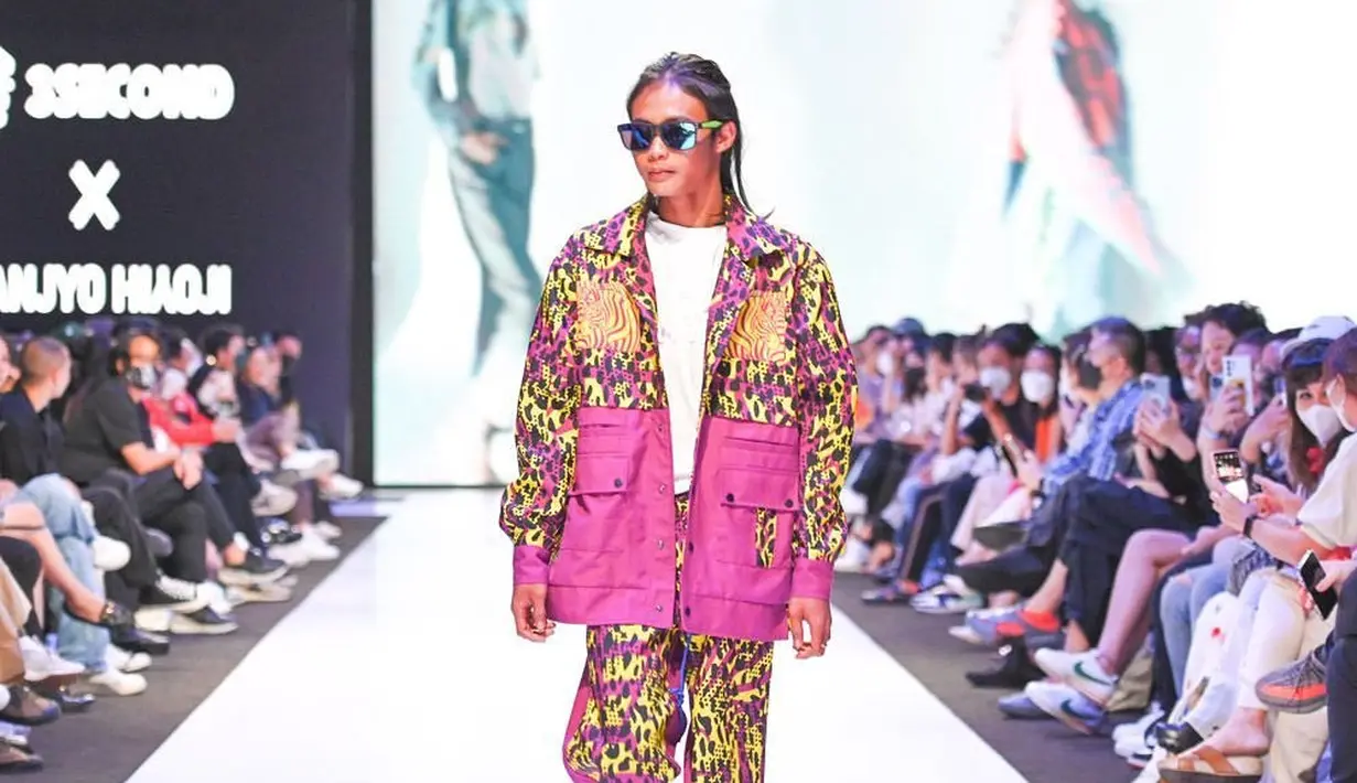 Unggahan lain memperlihatkan Bonge mengenakan setelan celana panjang dan jaket berwana dasar kuning motif macan tutul dengan semburat garis jambon membentang tak beraturan. Pada jaket, tampak saku kotak berukuran besar warna jambon menyala. Penampilan Bonge banjir pujian. Ia disebut bak model luar negeri. “Bonge keren juga!” seru akun @rina**** di kolom komentar. “Bonge udah kayak model luar negeri,” @mauma**** menyahut. Setuju? (Foto: Dok. Instagram @jfff_info)