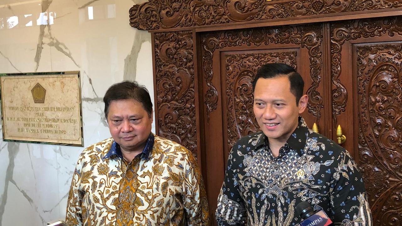 Menteri ATR/BPN Agus Harimurti Yudhoyono (AHY) mengunjungi kantor Menko Airlangga Hartarto, Senin (26/2/2024) sore. (Tira/Liputan6.com)
