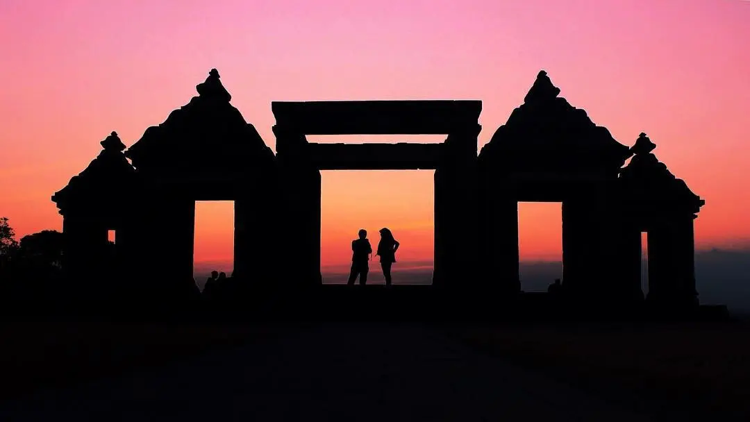 Istana Ratu Boko, Yogyakarta, bisa jadi tempat romantis untuk mengajak Gong Yoo pergi. (inshomniyah/Instagram)