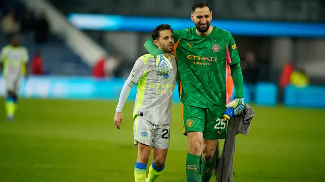 Bernardo Silva dan Gianluigi Donnarumma usai laga Burnley vs Manchester City di pekan ke-34 Liga Inggris 2025/2026 di Turf Moor, Kamis (23/04/2026) dini hari WIB.