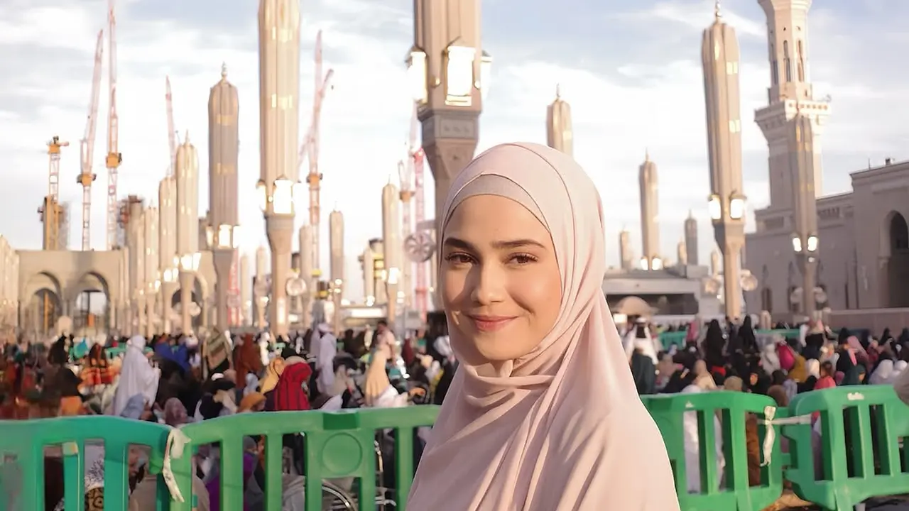 6 Potret Cantik Syifa Hadju dalam Balutan Mukena dan Hijab Saat Ibadah Umroh, Pancarkan Inner Beauty Sesungguhnya