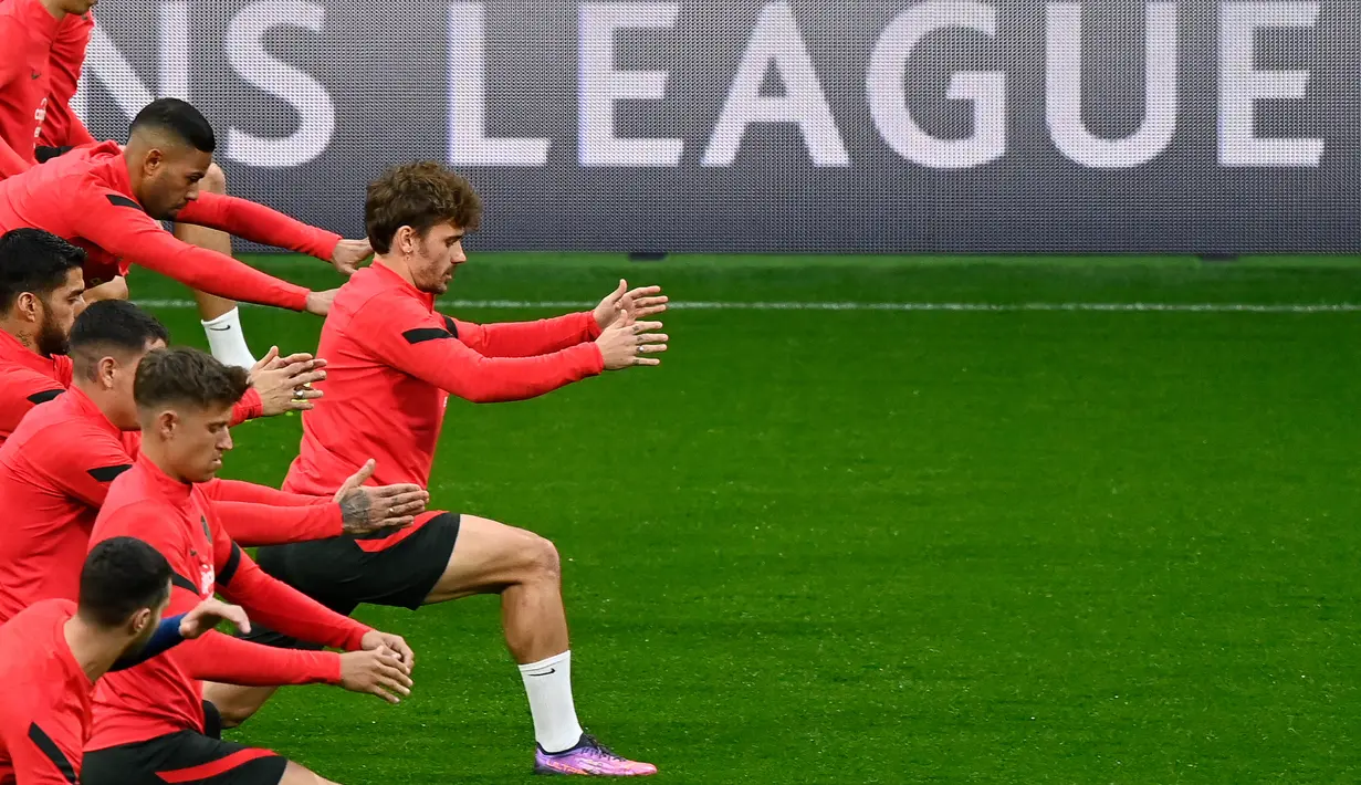 Pemain depan Atletico Madrid Antoine Griezmann (tengah) ambil bagian dalam sesi latihan di Madrid pada 22 Februari 2022. Atletico Madrid bakal bertemu Manchester United di leg pertama babak 16 besar Liga Champions, Kamis dini hari WIB 24 Februari 2022. (OSCAR DEL POZO/AFP)