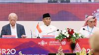 Ketum PBNU KH Yahya Cholil Staquf bersama C. Holland Taylor dari Center for Shared Civilizational Values (kiri) dan Syekh Abdurrahman al-Khayyat, Ketua Liga Muslim Dunia untuk Asia Tenggara dan Australia (kanan), mengeluarkan Komunike R20 di Yogyakarta, Jumat (4/11/2022). (Foto: LTN PBNU)