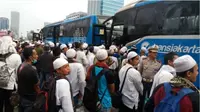 Sudah 3000 kali foto ini di share, dan juga sudah ada ratusan netizen yang mengomentari foto pendemo Ahok yang pulang naik Transjakarta. (Foto: Facebook Djati Sahara)