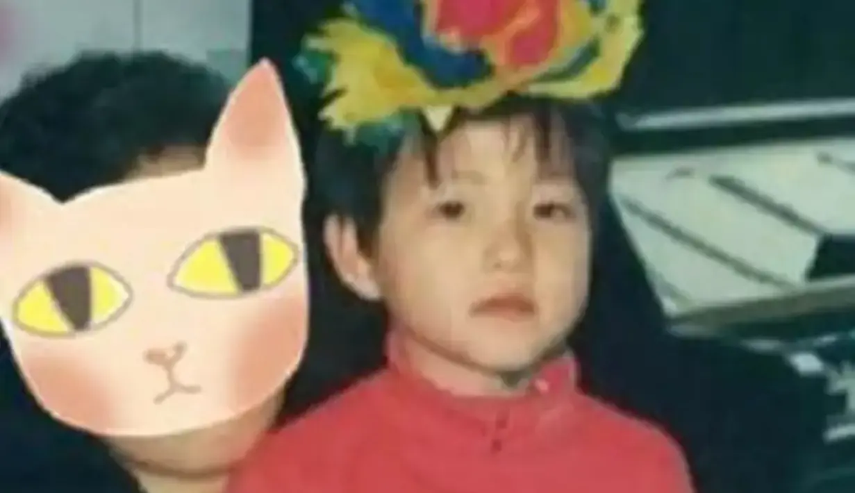 Pria kelahiran 19 September 1985 ini sudah percaya diri di depan kamera sedari kecil. Ia tak merasa takut ketika dipotret dengan kamera. Keberanian Song Joong Ki ini menjadi bukti ia sudah pintar berekspresi dan tak takut dengan keberadaan kamera yang merekamnya. (Liputan6.com/IG/hi_songjoongki)