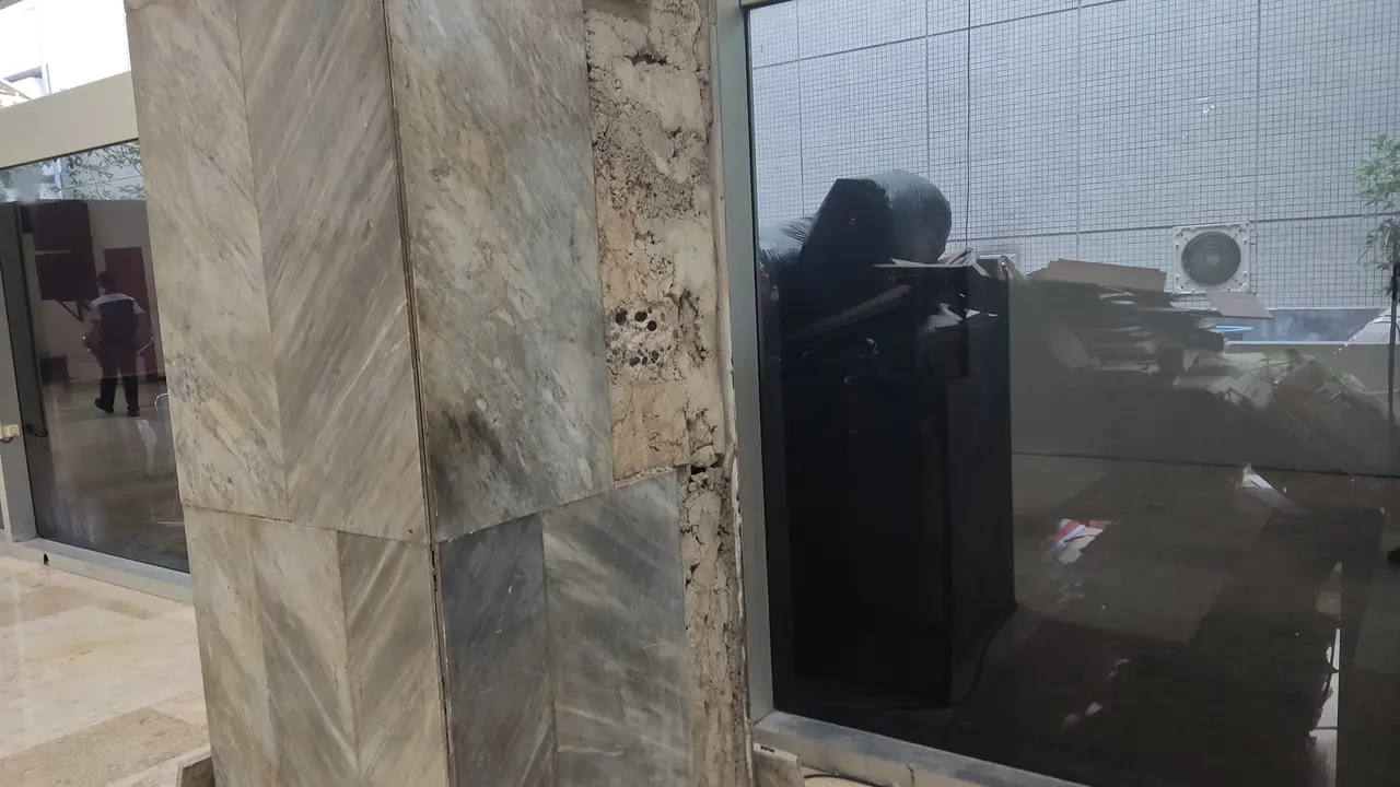 Marmer pilar Gedung DPR RI tiba-tiba rontok. (Merdeka.com)