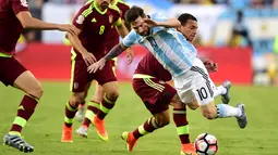 Lionel Messi dilanggar pemain Venezuela dalam laga perempat final Copa America Centenario 2016 di Stadion Gillette, Massachusetts, AS, (19/6/2016). (AFP/Alfredo Estrella)