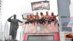 Pemain Persija Jakarta bersama The Jakmania melakukan pawai merayakan gelar juara Liga 1 musim 2018 di Bundaran HI, Jakarta, Sabtu (15/12). Persija berhasil juara Liga 1 usai mengalahkan Mitra Kukar. (Bola.com/M Iqbal Ichsan)
