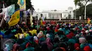 Badan Eksekutif Mahasiswa Seluruh Indonesia (BEM-SI) menggelar aksi di depan Istana Negara, Jakarta, Rabu (28/10/2015). Aksi tersebut untuk menyampaikan aspirasi terkait setahun kinerja pemerintah. (Liputan6.com/Yoppy Renato)