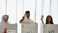 Cagub DKI Jakarta, Anies Baswedan bersama istri dan anaknya menunjukan kertas suara saat akan menggunakan hak pilihnya di TPS 28 Cilandak, Jakarta Selatan, Rabu (19/4). (Liputan6.com/Yoppy Renato)