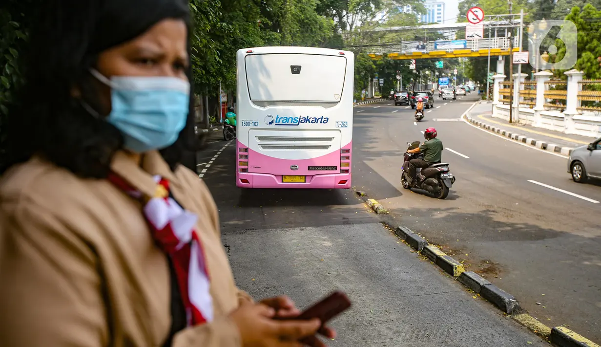 Bus Transjakarta khusus wanita meninggalkan halte di kawasan Pasar Baru, Jakarta, Rabu (27/7/2022). Bus pink ini menjadi layanan transportasi khusus perempuan dan juga dikemudikan oleh pengemudi perempuan. (Liputan6.com/Faizal Fanani)