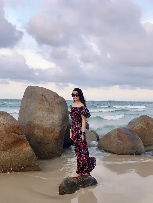 Beberapa penampilan wanita 34 tahun ini yang diunggah pada akun Instagram pribadinya serig curi perhatian netizen. Pasalnya, meski menggunakan busana yang simpel ia tetap terlihat memesona. (Liputan6.com/IG/@fitricarlina)