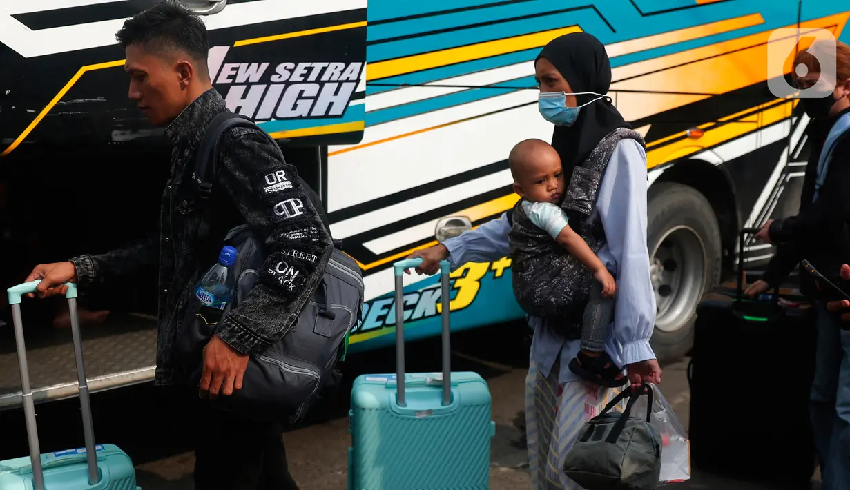 Pada Senin kemarin, terakumulasi jumlah pemudik yang berangkat dari Terminal Kalideres mencapai 4.500 orang. (Liputan6.com/Angga Yuniar)
