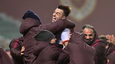 Penyerang AS Roma, Stephan El Shaarawy merayakan gol bersama official  pada lanjutan Serie A Liga Italia Pekan ke-23 di Mapei Stadium, Reggio Emilia, (2/2/2016). (AFP/Giuseppe Cacace)