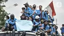 Mahasiswa mengenakan bus saat longmarch menuju Istana Negara di Jalan Salemba Raya, Jakarta, Selasa (20/10/2020). Mereka juga mendesak Presiden Joko Widodo segera menerbitkan Perppu pembatalan UU Cilaka. (merdeka.com/Iqbal S. Nugroho)