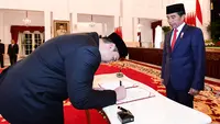 Menpora Ario Bimo Nandito Ariotedjo (kiri) menandatangani surat pelantikan dihadapan Presiden Joko Widodo di Istana Negara, Jakarta, Senin (3/4/2023). Ario Bimo Nandito Ariotedjo resmi dilantik sebagai Menpora sisa sisa jabatan 2019-2024 menggantikan Zainudin Amali. (Foto: Biro Pers Sekretariat Presiden/Lukas)