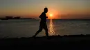 Seorang pria berlari di tepi laut di Haikou, Provinsi Hainan, China selatan, pada 15 Mei 2020. Berlari di malam hari menjadi olahraga yang populer di kalangan warga Haikou. (Xinhua/Pu Xiaoxu)
