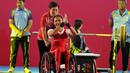 Atlet para angkat berat, Ni Nengah Widiasih, saat beraksi pada Asian Para Games di Balai Sudirman, Jakarta, Minggu (7/10/2018). Ni Nengah berhasil mempersembahkan medali perak dengan total angkatan 97 kg. (Bola.com/M Iqbal Ichsan)