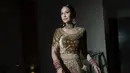 <p>Pevita Pearce tampil memesona mengenakan busana khas India, lahengan warna kecoklatan yang dihiasi dengan bordiran dan beads.&nbsp;[@pevpearce]</p>