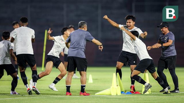 Foto: Besok Pertandingan Perdana, Pemain Timnas Indonesia U-17 Terlihat Gembira saat Bermain Games di Sesi Latihan