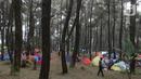 Pengunjung saat berada di lokasi perkemahan Curug Hiji, Bogor, Minggu (5/9/2021). Meski Kabupaten Bogor masih dalam masa PPKM level 3, sejumlah lokasi wisata luar ruangan mulai ramai dikunjungi pengunjung. (Liputan6.com/Helmi Fithriansyah)