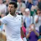 Petenis Serbia, Novak Djokovic merayakan kemenangannya atas  petenis AS, Denis Kudla pada babak kedua Wimbledon di All England Lawn Tennis Club, London, Kamis (4/7/2019) dini hari. Petenis nomor satu dunia itu menang straight set 6-3, 6-2, 6-2 atas Denis Kudla. (AP Photo/Tim Ireland)