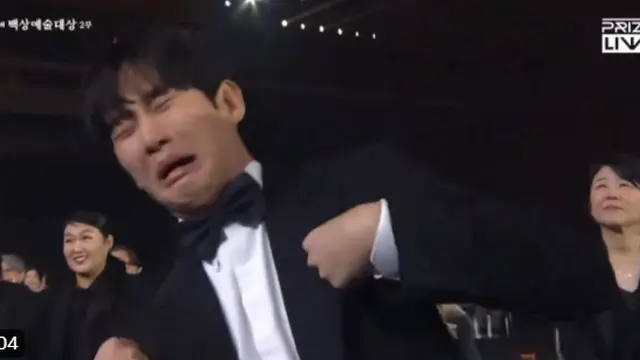 Kim Soo Hyun reka ulang adegan menangis yang ada di Queen of Tears dalam gelaran Baeksang Awards 2024.
