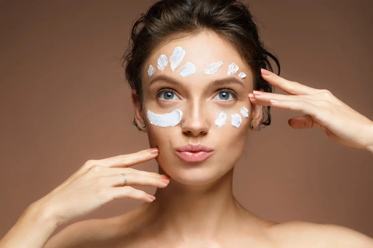 ilustrasi manfaat alpha arbutin pada produk perawatan kulit wajah/RomarioIen/shutterstock