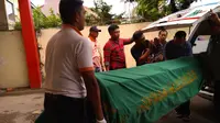 Jenazah narapidana Lapas Mata Merah Palembang dibawa pulang keluarganya (Liputan6.com / Nefri Inge)