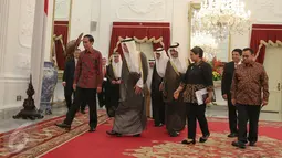 Presiden Joko Widodo menerima Menlu Kerajaan Arab Saudi Adel bin Ahmed Al Jubeir beserta delegasi di Istana Merdeka, Jakarta, Selasa (20/10/2015). Pertemuan membahas kerjasama dalam bidang ekonomi khususnya perminyakan. (Liputan6.com/Faizal Fanani)