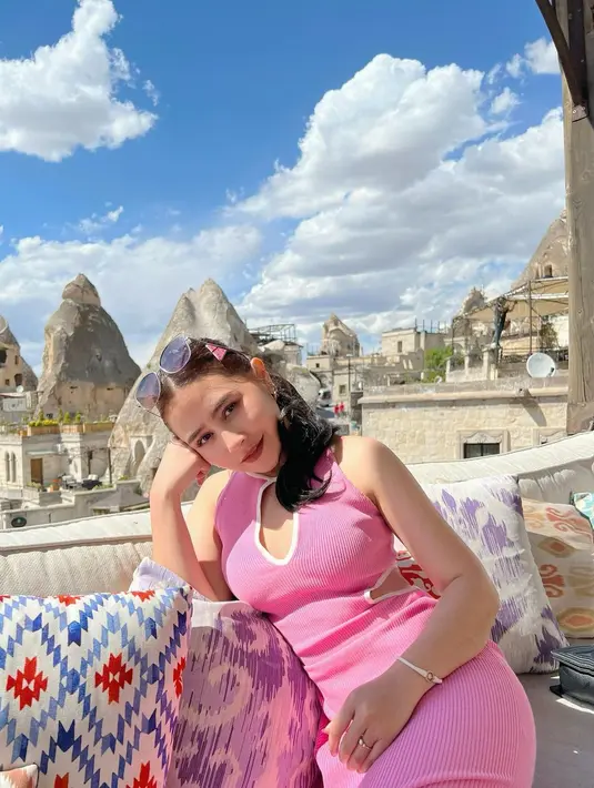 Prilly Latuconsina pun berbagi keseruannya saat menaiki balon udara di Cappadocia. Potret cantiknya saat menaiki balon udara tersebut disambut warganet dengan komentar pujian. (instagram/prillylatuconsina96)