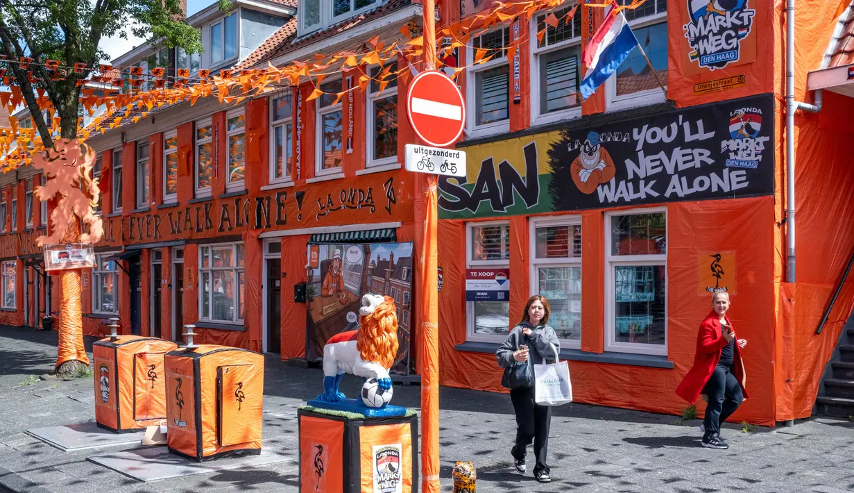 Suasana Jalan Marktweg di Den Haag, Belanda, didekorasi menjelang dimulainya Piala Dunia 2026, Selasa 9 Juni 2026. (AP Photo/Patrick Post)