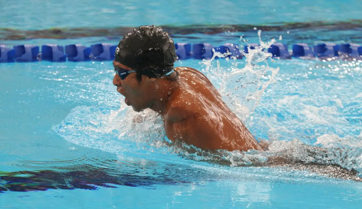 Aksi Guntur, Atlet renang Indonesia saat memecahkan rekor ASEAN Paragames 2017 dengan waktu 01;20.53 detik  di National Aquatic Centre, Bukit Jalil Sports City, Selasa (19/9/2017). (Bola.com/APGIndonesia)