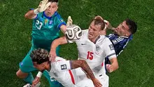 Pemain Inggris Nico O'Reilly  dan Dan Burn berebut bola melawan pemain Argentina Emiliano Martínez Nicolás Otamendi selama pertandingan semifinal Piala Dunia antara Inggris dan Argentina di Atlanta, Rabu, 15 Juli 2026. (AP Photo/George Walker IV)