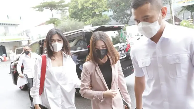 6 Potret Chandrika Chika Datangi Polres Jakarta Selatan Terkait Kasus Putra Siregar