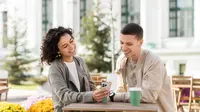 Flirty questions to ask a girl. (Photo: frimufilms/Freepik)
