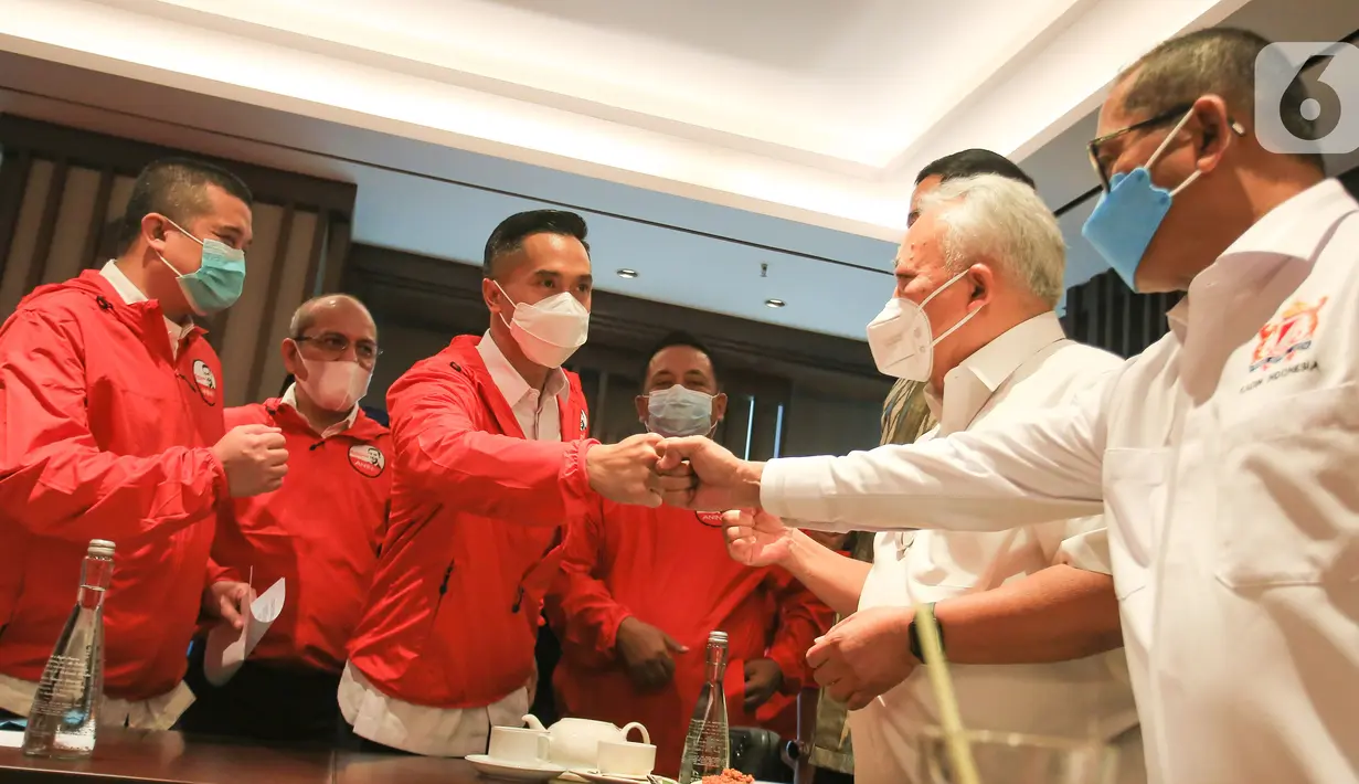Berkas pendaftaran dan syarat adminitrasi diterima Ketua
Streering Commitee Munas Kadin Benny Sutrisno. Sebelum mencalonkan diri, Anin telah berkeliling ke seluruh provinsi untuk berdialog dengan jajaran pengurus Kadin daerah. (Liputan6.com/HO/Alwi)