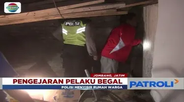 Aparat kepolisian bersama masyarakat setempat buru begal yang kabur ke rumah seorang warga di Jombang, Jawa Timur.