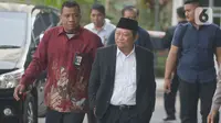 Bupati Sidoarjo Saiful Ilah (berpeci) berjalan saat tiba di gedung KPK, Jakarta, Rabu (8/1/2020). Bupati Sidoarjo Saiful Ilah beserta beberapa orang lainnya terjaring operasi tangkap tangan (OTT) KPK yang diduga terkait pengadaan barang dan jasa. (merdeka.com/Dwi Narwoko)