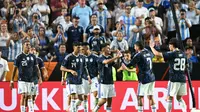 Para pemain Argentina merayakan gol kedua tim mereka dalam laga persahabatan internasional melawan Honduras di Kyle Field, College Station, Texas, pada 6 Juni 2026.

RONALDO SCHEMIDT / AFP