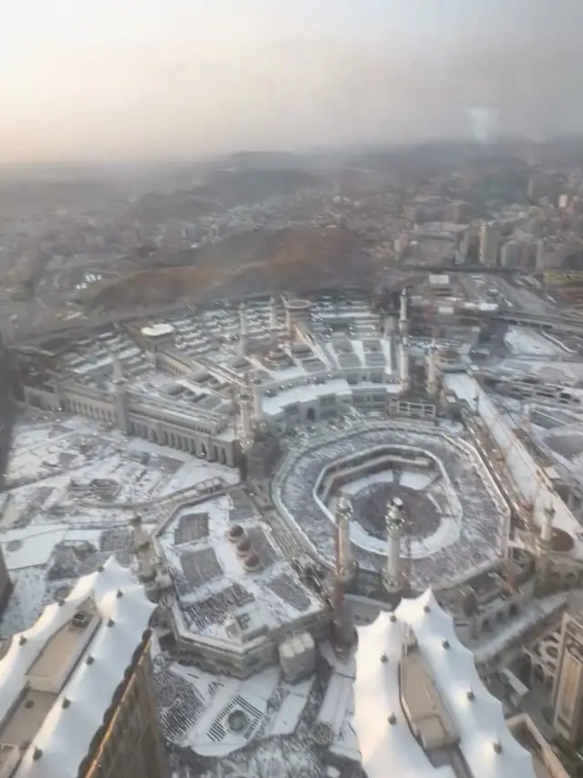 Hanya Melihat Ke Bawah Dapat Menikmati Pemandangan Indah