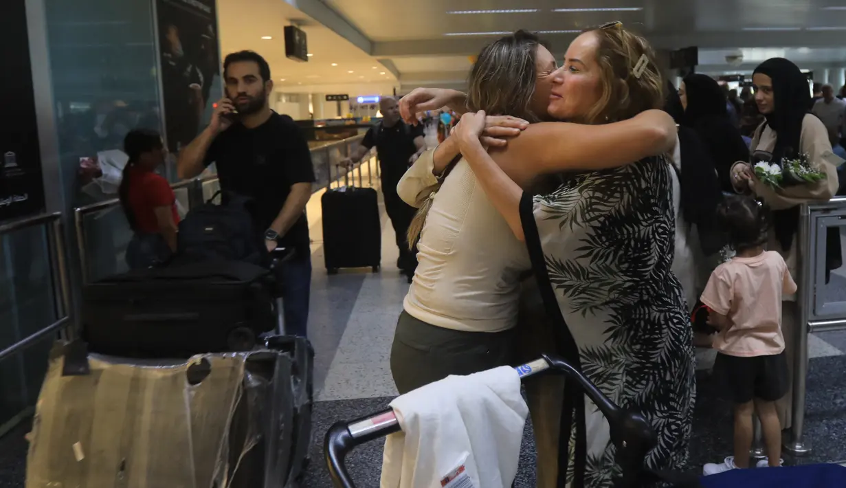 Para pelancong keluar dari terminal kedatangan di Bandara Internasional Beirut, Lebanon, Senin (5/8/2024). (AFP)