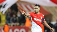 Penyrang AS Monaco, Radamel Falcao merayakan golnya ke gawang Nice pada lanjutan Ligue 1 di Louis II Stadium, Monaco, (16/1/2018). AS Monaco bermain imbang 2-2 dengan Nice. (AFP/Valery Hache)